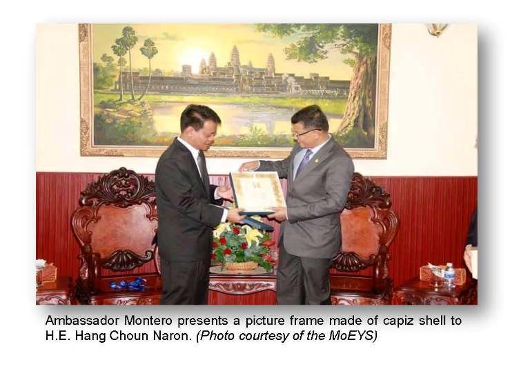 Presentation of Gift to H.E. Hang Choun Naron