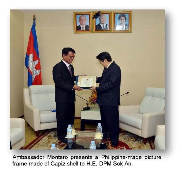 Presentation of Gift to H.E. SOk AN